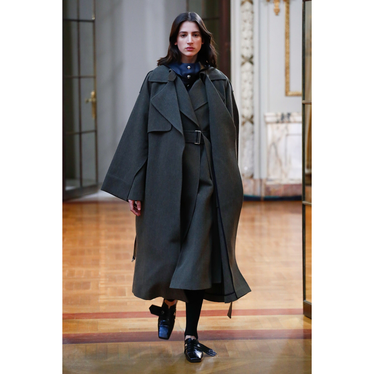 Фото Victoria Beckham Fall 2018 Ready-to-Wear Виктория Бекхэм осень зима 2018 коллекция неделя моды в Нью Йорке Mainstyles